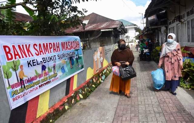 Ibu-ibu kelompok Dasawisma Bougeville Kota Padang Panjang saat membawa sampah rumah tangga akan dipilah.